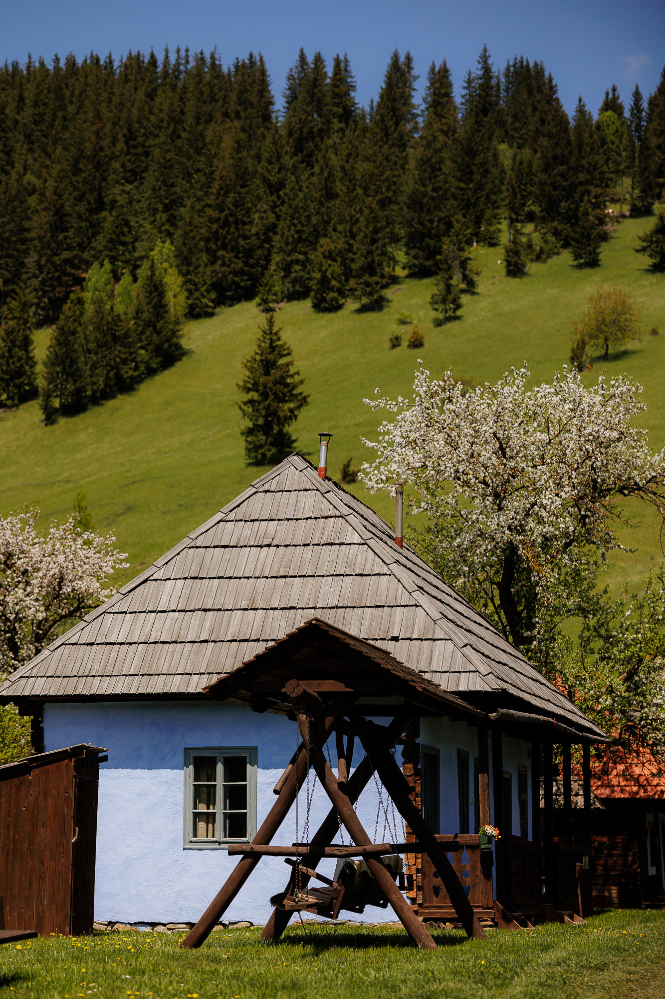 Skanzen Gy&iacute;mes wedding location surrounded by the Transylvanian mountains