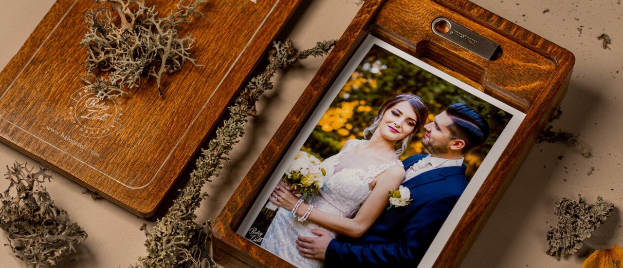 Cutii USB gravate și personalizate cu fotografii printate.