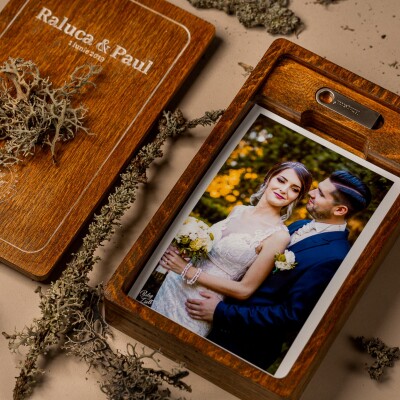 Cutii USB gravate și personalizate cu fotografii printate.