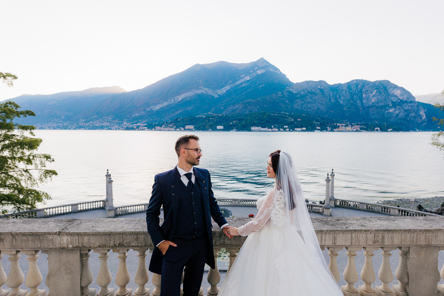 Poveste de nuntă surprinsă prin fotografie documentară și cinematică